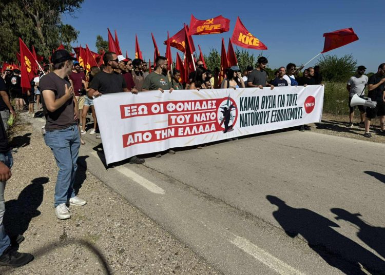 Ανδραβίδα: Παρών ο Κουτσούμπας στο αντιπολεμικό συλλαλητήριο