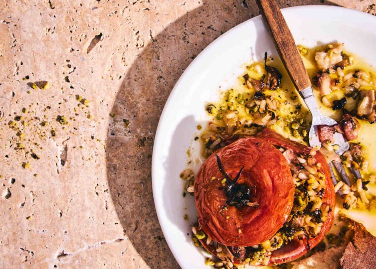 Ντομάτες γεμιστές: Iδέες για συνταγές του πιο καλοκαιρινού φαγητού