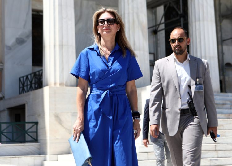 Καρυστιανού: Κατέθεσε στην Βουλη 1,6 εκ. υπογραφές που ζητούν κατάργηση του νόμου περί ευθύνης υπουργών