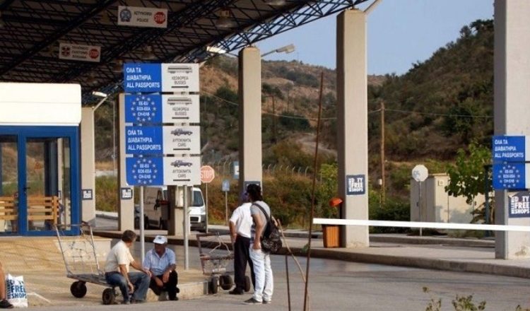Κύκλωμα τελωνειακών στο δόκανο των «Αδιάφθορων» Συνελήφθησαν 13 υπάλληλοι για δωροδοκία
