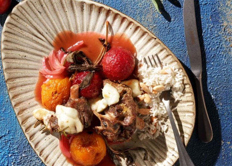 Αρνάκι στη γάστρα με δαμάσκηνα και βερίκοκα