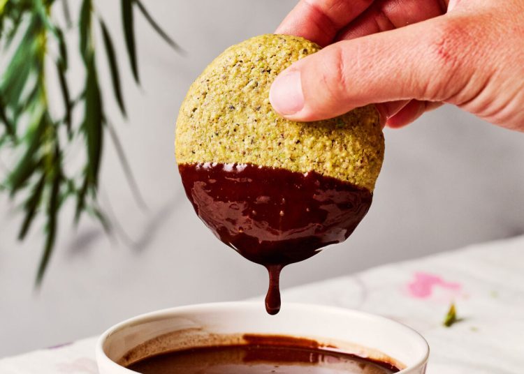 Μπισκότα με φυστίκια Αιγίνης και σοκολάτα