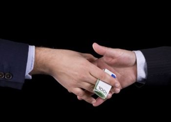 Ελλάδα: Ύποπτοι για «στήσιμο» οι μισοί δημόσιοι διαγωνισμοί – “Μυρίζει” σκάνδαλο