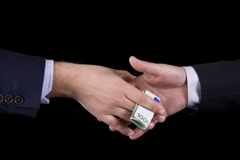 Ελλάδα: Ύποπτοι για «στήσιμο» οι μισοί δημόσιοι διαγωνισμοί – “Μυρίζει” σκάνδαλο