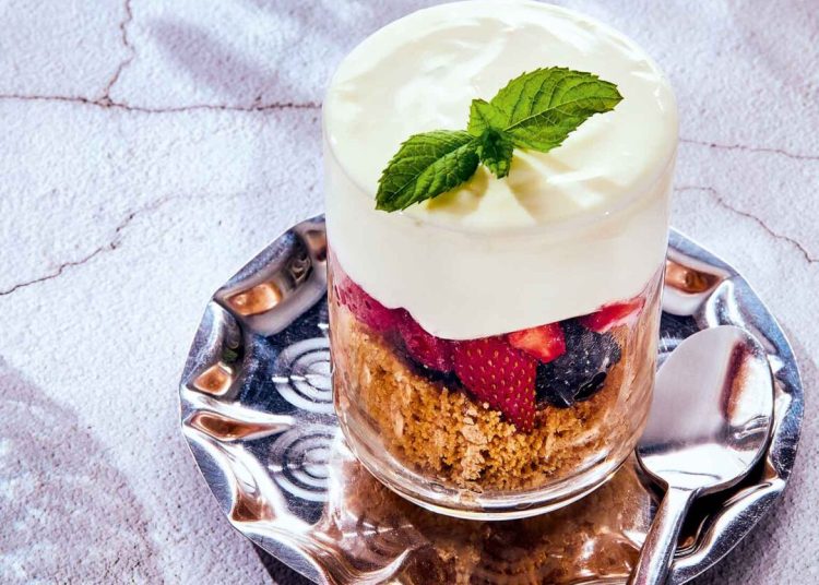 Εύκολο γλυκό σε ποτήρι με γιαούρτι και μούρα