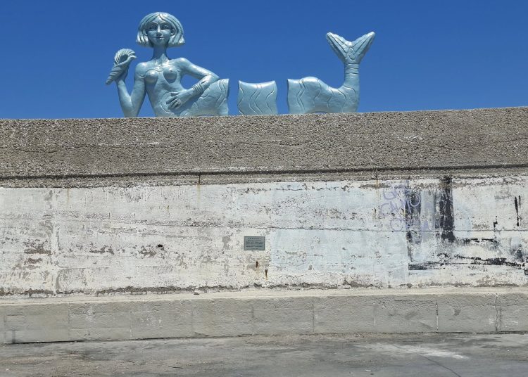 Μια γοργόνα διακοσμεί το λιμάνι Κυλλήνης!