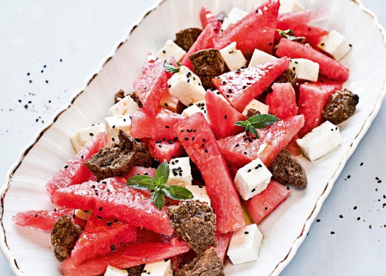 Καρπούζι με φέτα και παξιμάδια με χαρούπι