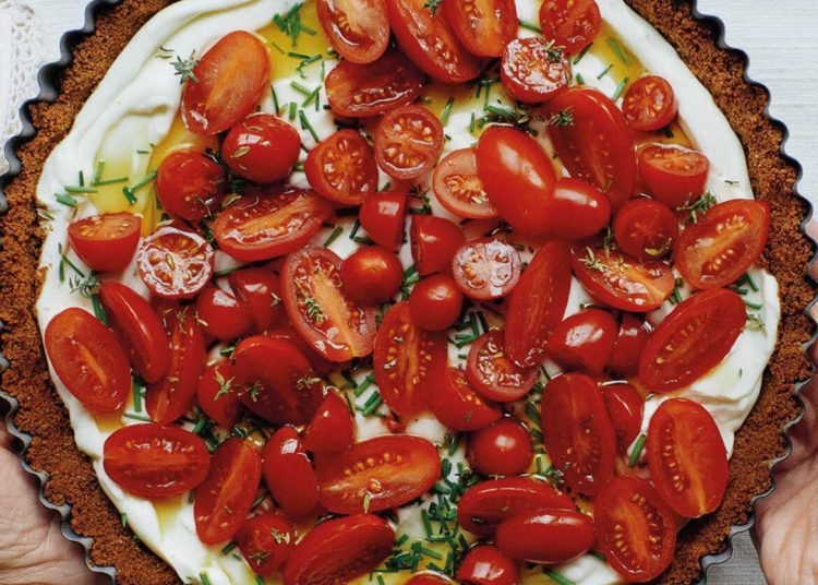 Κρύα τάρτα με ντοματίνια, τυριά και βάση παξιμαδιού