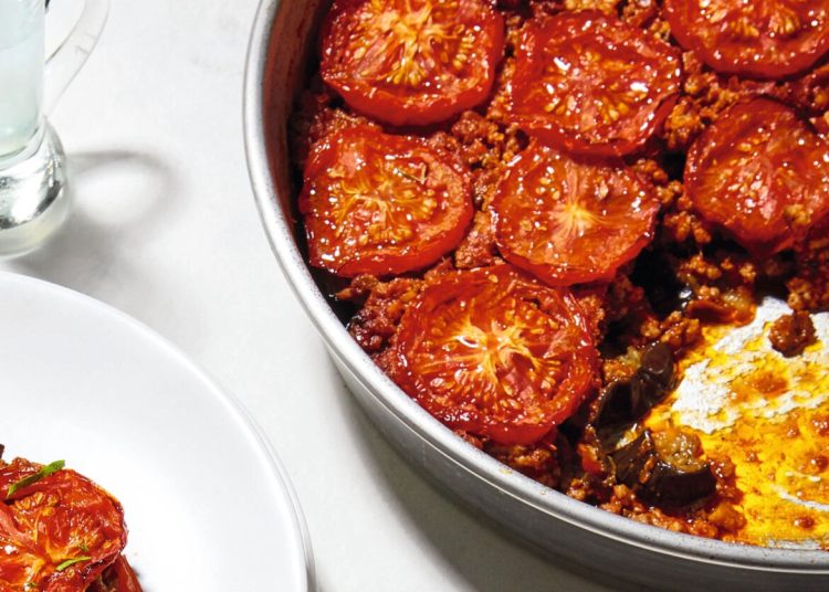 Μουσακάς πολίτικος, χωρίς μπεσαμέλ, με ροδέλες ντομάτας