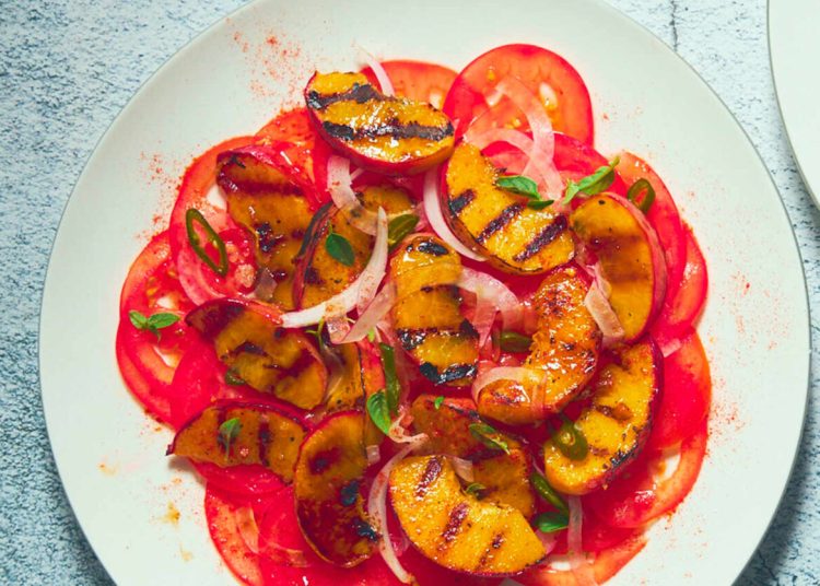 Ντοματοσαλάτα πικάντικη με ροδάκινα και βασιλικό