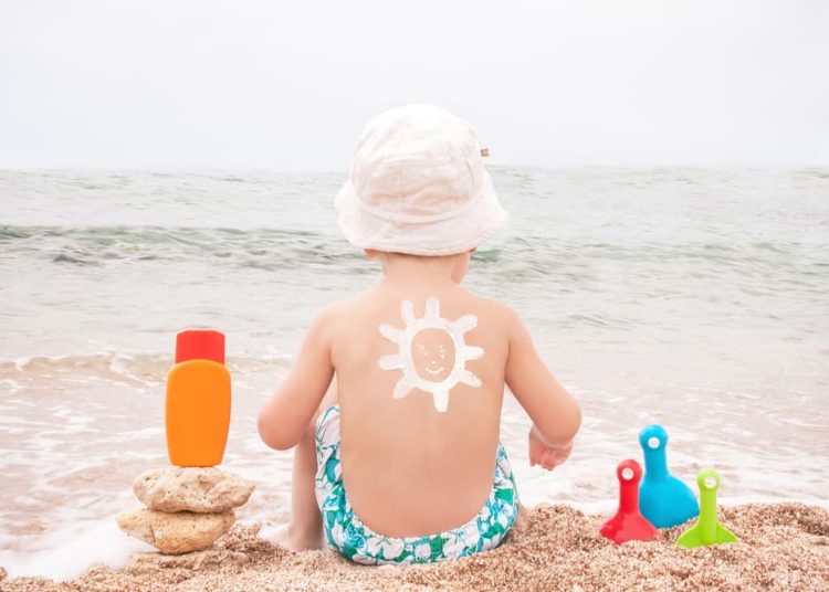 Πως προστατεύουμε τα παιδιά από τον ήλιο