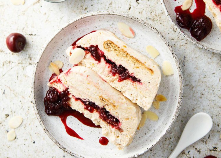 Παρφέ γιαούρτι με γλυκό βύσσινο