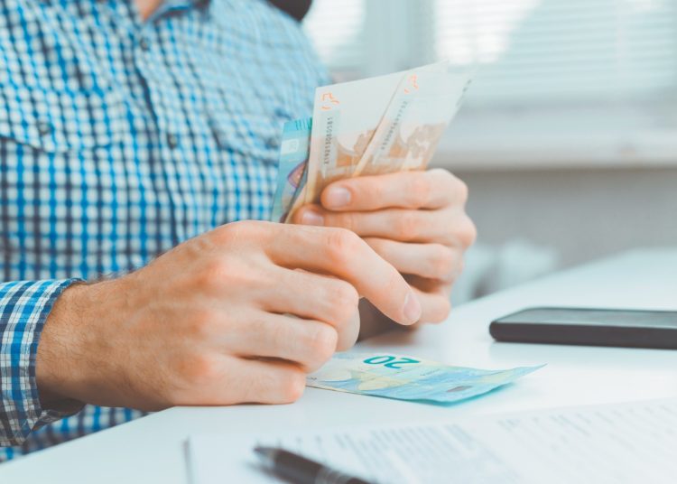 Ελεύθεροι επαγγελματίες: Πώς η ασφαλιστική κατηγορία επηρεάζει τη σύνταξη