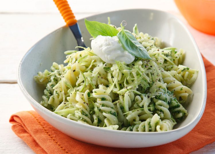 Ζυμαρικά με ωμά κολοκυθάκια, πέστο και γιαούρτι