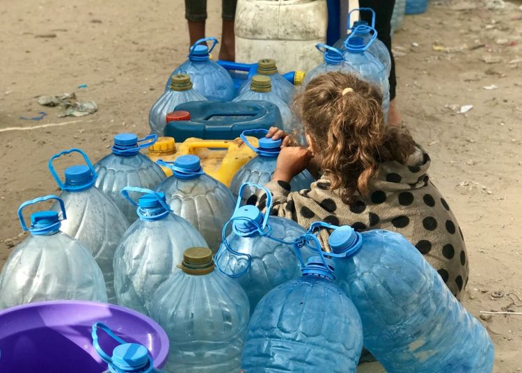 «Είναι σαν την κόλαση, περιμένουμε τον θάνατο»: Συγκλονίζουν οι μαρτυρίες για τη Γάζα