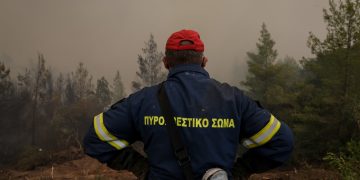 Επίδομα 4.000 ευρώ στους υπαλλήλους της Βουλής – Στα κάγκελα οι εποχικοί πυροσβέστες