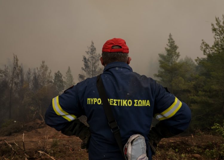 Επίδομα 4.000 ευρώ στους υπαλλήλους της Βουλής – Στα κάγκελα οι εποχικοί πυροσβέστες