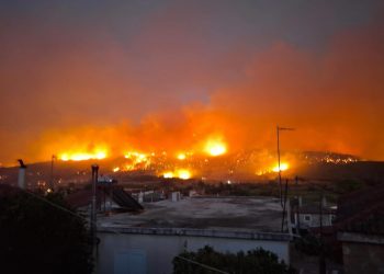 Υπό έλεγχο η μεγάλη φωτιά στο Χελιδόνι-Καίνε μικρές εστίες ακόμα-Κάηκαν σπίτια στην Ηράκλεια