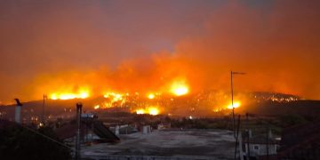 Υπό έλεγχο η μεγάλη φωτιά στο Χελιδόνι-Καίνε μικρές εστίες ακόμα-Κάηκαν σπίτια στην Ηράκλεια