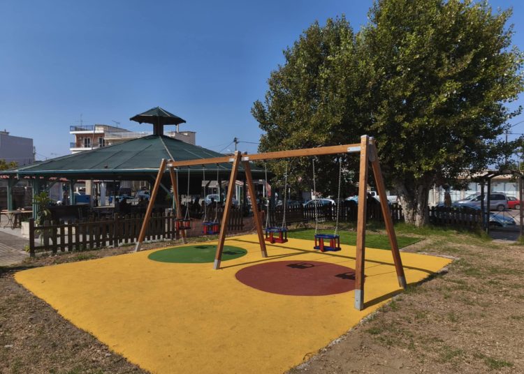 Νέες, σύγχρονες και ασφαλείς παιδικές χαρές στην Κυλλήνη και τη Νέα Μανωλάδα