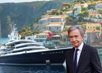 Ο μεγιστάνας των 155 δισεκατομμυρίων και οι βόλτες στην Ελλάδα