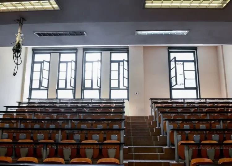 Ερημώνουν από φοιτητές τα ΑΕΙ: Πολλές κενές θέσεις λόγω δημογραφικού και Ελάχιστης Βάσης Εισαγωγής