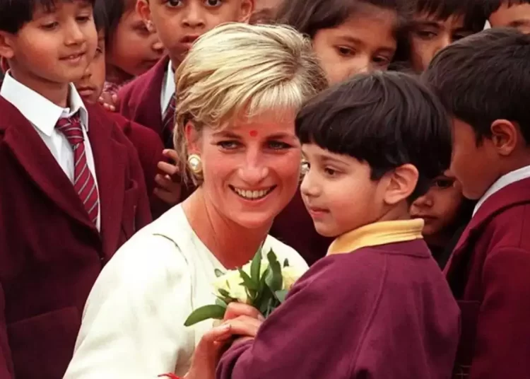 Πριγκίπισσα Νταϊάνα: 28 χρόνια από τον θάνατο της – Πώς το «Ρόδο της Αγγλίας» επισκίασε το βρετανικό στέμμα