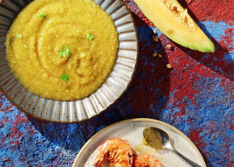 Κρύα πεπονόσουπα και γαρίδες με ρακή