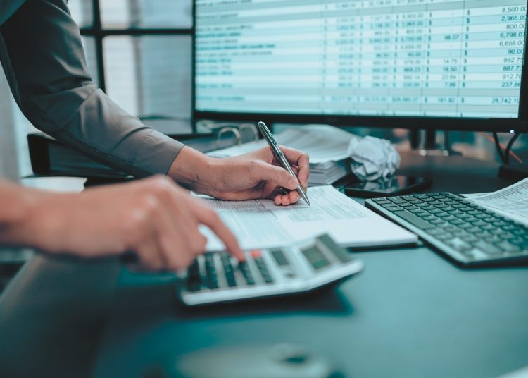 Εξωδικαστικός: Κούρεμα για δύο στους τρεις οφειλέτες και 180-312 δόσεις (πίνακες)