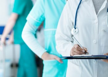 Αυξήσεις και αδιαφάνεια στις ιδιωτικές υπηρεσίες υγείας