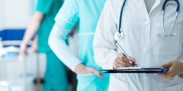 Αυξήσεις και αδιαφάνεια στις ιδιωτικές υπηρεσίες υγείας