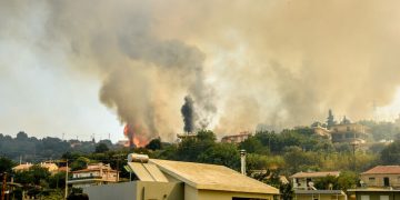 Φωτιά στην Αχαΐα (ΝΕΟΤΕΡΑ): Αγωνία για την Πάτρα – Εκκένωση του Καραμανδάνειου Νοσοκομείου – Νέα ολονύχτια μάχη με τις φλόγες