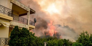 Φωτιά στην Αχαΐα (ΝΕΟΤΕΡΑ): Αγωνία για την Πάτρα – Εκκένωση του Καραμανδάνειου Νοσοκομείου – Νέα ολονύχτια μάχη με τις φλόγες