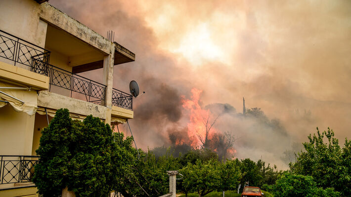 Φωτιά στην Αχαΐα (ΝΕΟΤΕΡΑ): Αγωνία για την Πάτρα – Εκκένωση του Καραμανδάνειου Νοσοκομείου – Νέα ολονύχτια μάχη με τις φλόγες