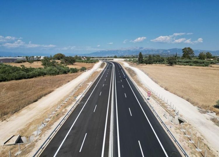 Νέα Πατρών-Πύργου: Παραδόθηκε αλλά δεν έχει ΣΕΑ, οι έξοδοι είναι επικίνδυνοι, έχει τουαλέτες εκτός λειτουργίας κ.α.