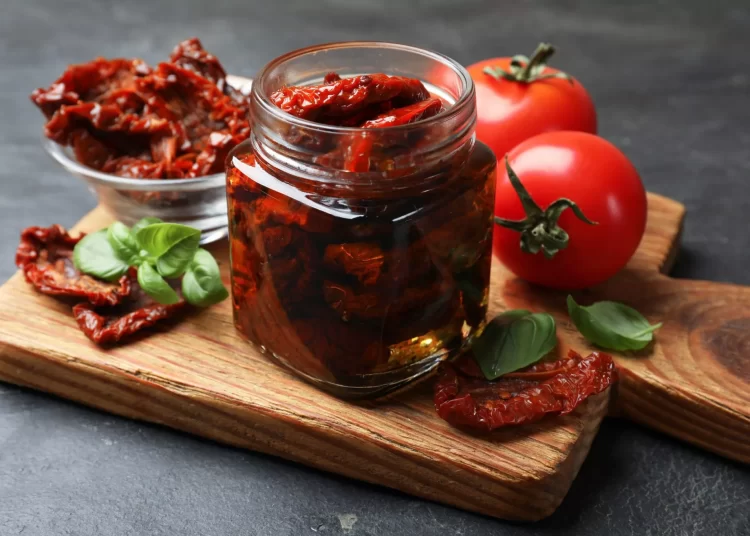 Λιαστές ντομάτες: Πώς να τις φτιάξετε στο σπίτι – 2 συνταγές για να τις απολαύσετε