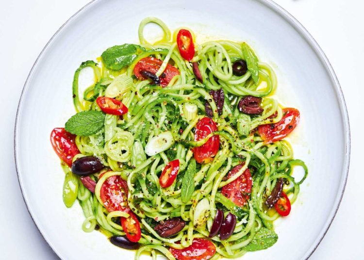 Αγγουροσαλάτες: 6 ολόδροσες συνταγές για το καλοκαίρι