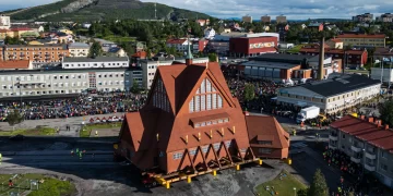 Μετακομίζει η ιστορική ξύλινη εκκλησία της Κιρούνα – Οι Σουηδοί την φόρτωσαν σε πλατφόρμες, δείτε βίντεο και φωτογραφίες