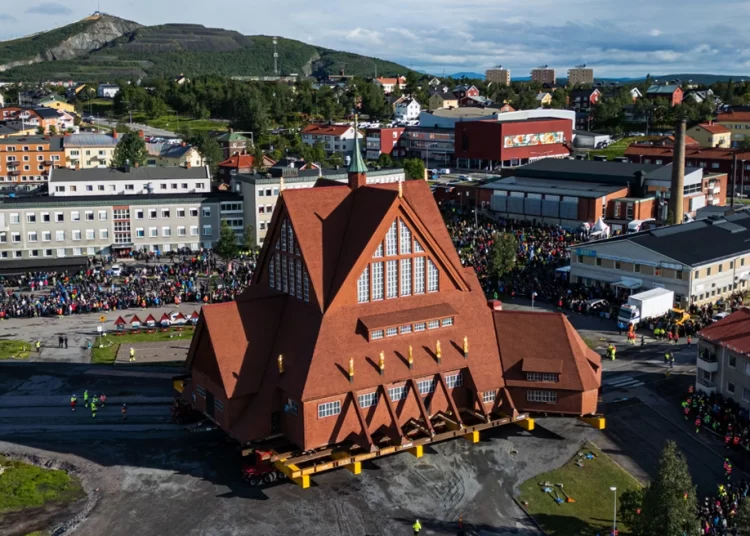 Μετακομίζει η ιστορική ξύλινη εκκλησία της Κιρούνα – Οι Σουηδοί την φόρτωσαν σε πλατφόρμες, δείτε βίντεο και φωτογραφίες