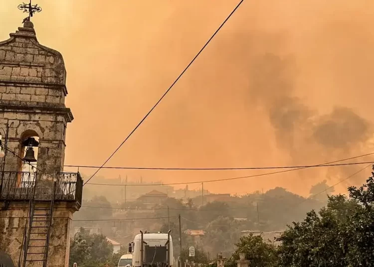 Χωρίς ενεργό μέτωπο και περιορισμένη σε ορεινή ζώνη η μεγάλη πυρκαγιά στη Ζάκυνθο (ΝΕΟΤΕΡΑ-βράδυ Τετάρτης)