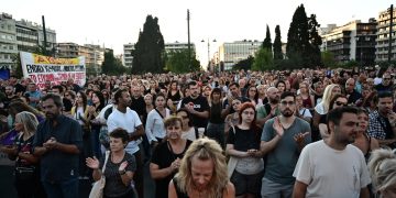 Πλήθος κόσμου στη συγκέντρωση αλληλεγγύης στον απεργό πείνας Πάνο Ρούτσι που ζητά την εκταφή του παιδιού του