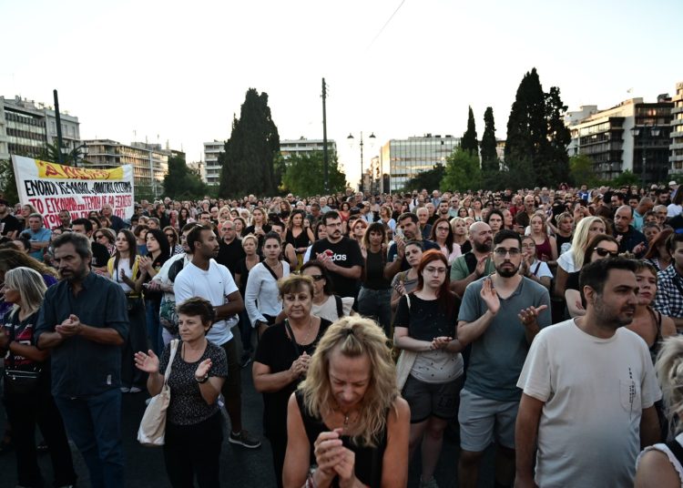 Πλήθος κόσμου στη συγκέντρωση αλληλεγγύης στον απεργό πείνας Πάνο Ρούτσι που ζητά την εκταφή του παιδιού του