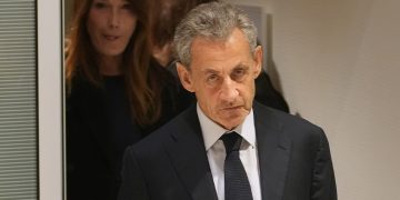 Σαρκοζί: Ο πρώτος Γάλλος πρόεδρος που οδηγείται πίσω από τα κάγκελα της φυλακής