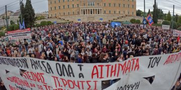 Πάνος Ρούτσι: Πλήθος κόσμου ξανά στο πλευρό του – Μεγάλη συγκέντρωση αλληλεγγύης στο Σύνταγμα