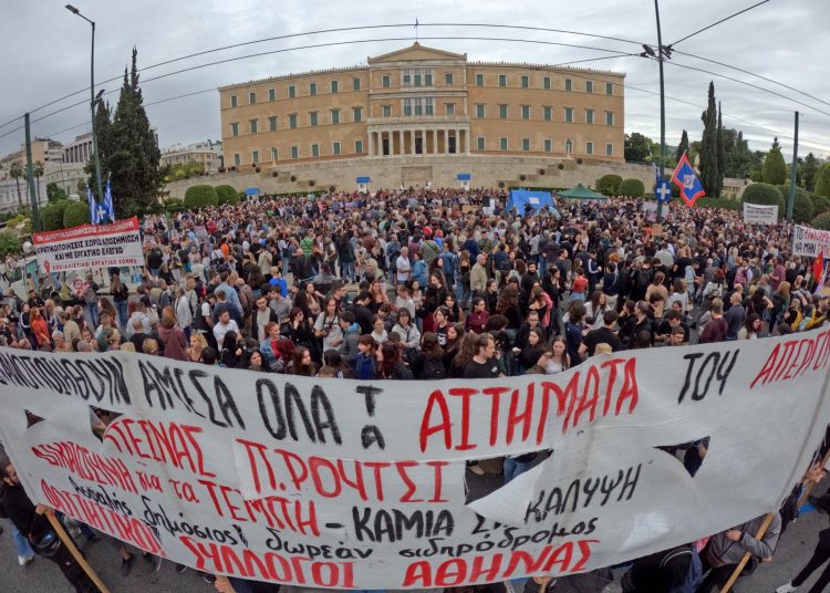 Πάνος Ρούτσι: Πλήθος κόσμου ξανά στο πλευρό του – Μεγάλη συγκέντρωση αλληλεγγύης στο Σύνταγμα