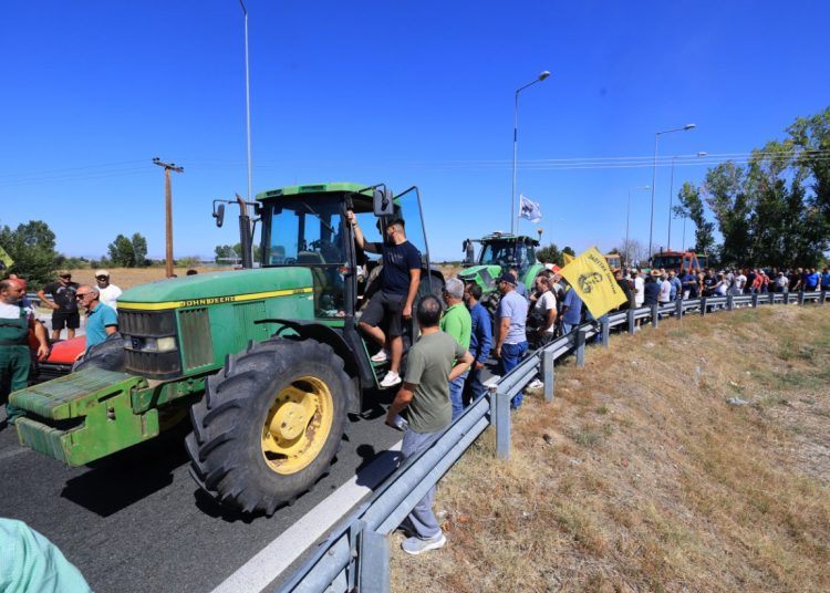 Αγρότες: «Φτάνει πια η κοροϊδία» – Πανθεσσαλικό μπλόκο, ζητούν λύσεις