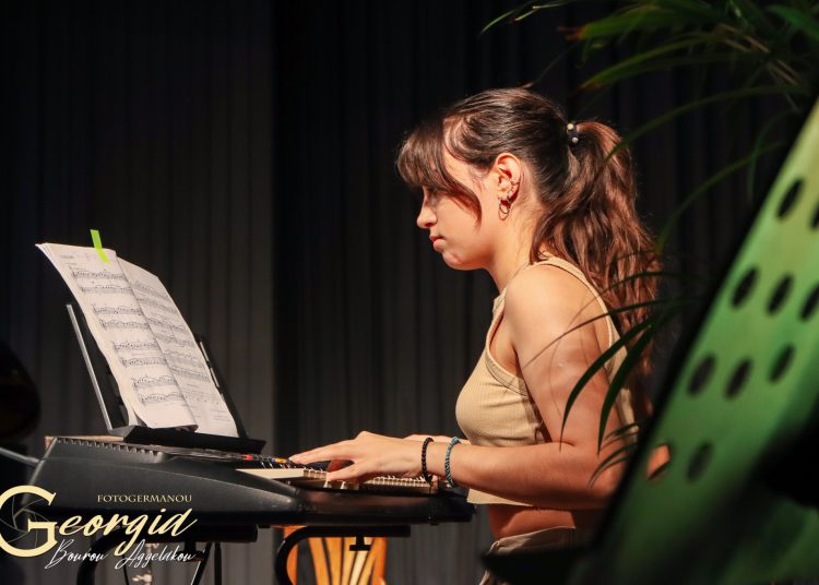 Σπουδές πιάνου, αρμονίου & ακορντεόν στο Ελληνικό Ωδείο Πύργου