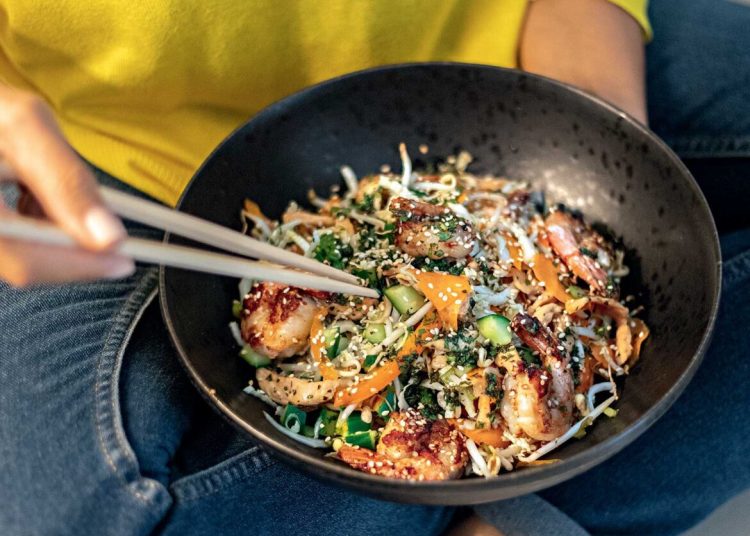 Ασιατική σαλάτα με γαρίδες και κοτόπουλο