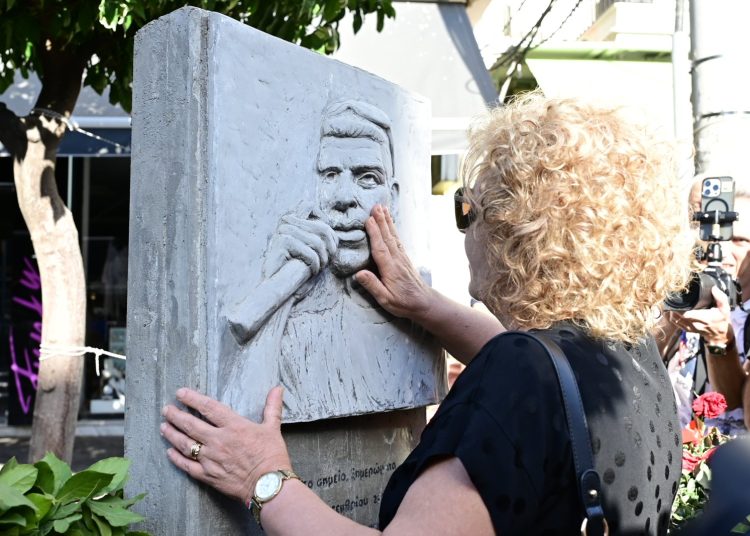 Παύλος Φύσσας: Στο μνημείο του γιου της η Μάγδα Φύσσα – Πορεία για τα 12 χρόνια από τη δολοφονία του (Εικόνες)