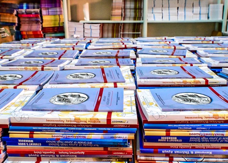 Σάλος με το σχολικό βιβλίο Οικονομικών: Μπορεί οι οικογένειες να πεινάνε αλλά και οι πλούσιοι υποφέρουν παρά τα κέρδη τους